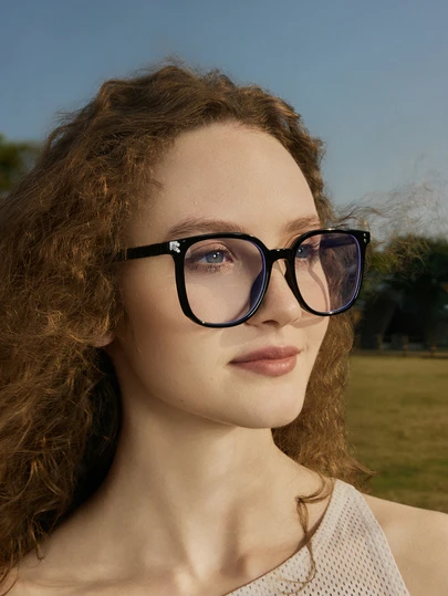 Hatastic 一副黑色镜框铆钉细节街头风透明眼镜