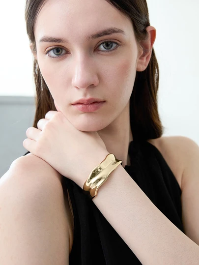 CHICVUE 1pc Fashionable Asymmetrical Geometric Openwork Gold-Color Bracelet, Suitable For Holiday, Beach, Formal Party, And Daily Outfit Accessory