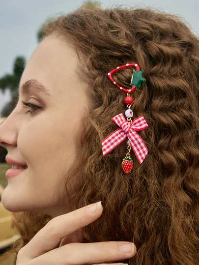 Hatastic 2个红色草莓樱桃发夹，带蝴蝶结，可爱甜美BB夹，带长吊坠，适合作为礼物、发饰、情人节礼物、发夹、爪夹、学习用品