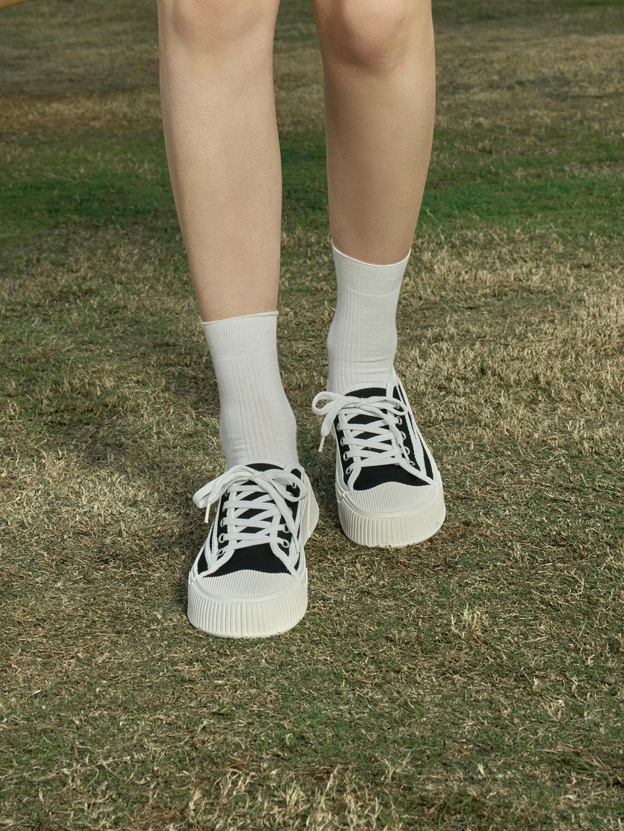 Hatastic 女士帆布运动鞋，系带款，万圣节及冬季版 - 黑色 - 查看 1