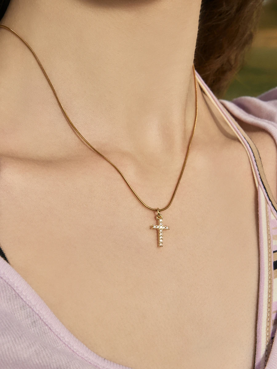 Hatastic Kalung Liontin Salib Mini FICCINO dengan Hiasan Zirkonia Kubik dan Rantai Warna Emas yang Dapat Diatur, Set Perhiasan Baja Titanium, Hadiah Natal dengan Kotak, Festival Musik, Kembali ke Sekolah - 45n - View 1