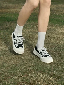 Hatastic 女士帆布运动鞋，系带款，万圣节及冬季版 - 黑色 - 查看 4