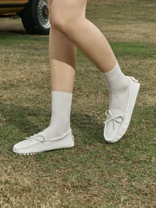 Hatastic 秋冬女士白色蝴蝶结装饰平底乐福鞋，学院风圆头平底鞋，情人节音乐节 - 白色 - 查看 1