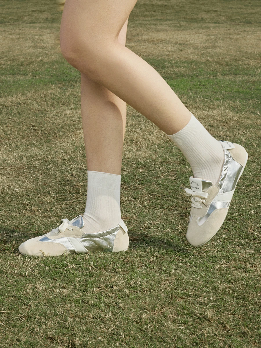 Hatastic 女式软底复古休闲芭蕾平底鞋，系带，百搭，适合搭配裙子、一脚蹬、简约运动鞋 - 銀色 - 查看 1