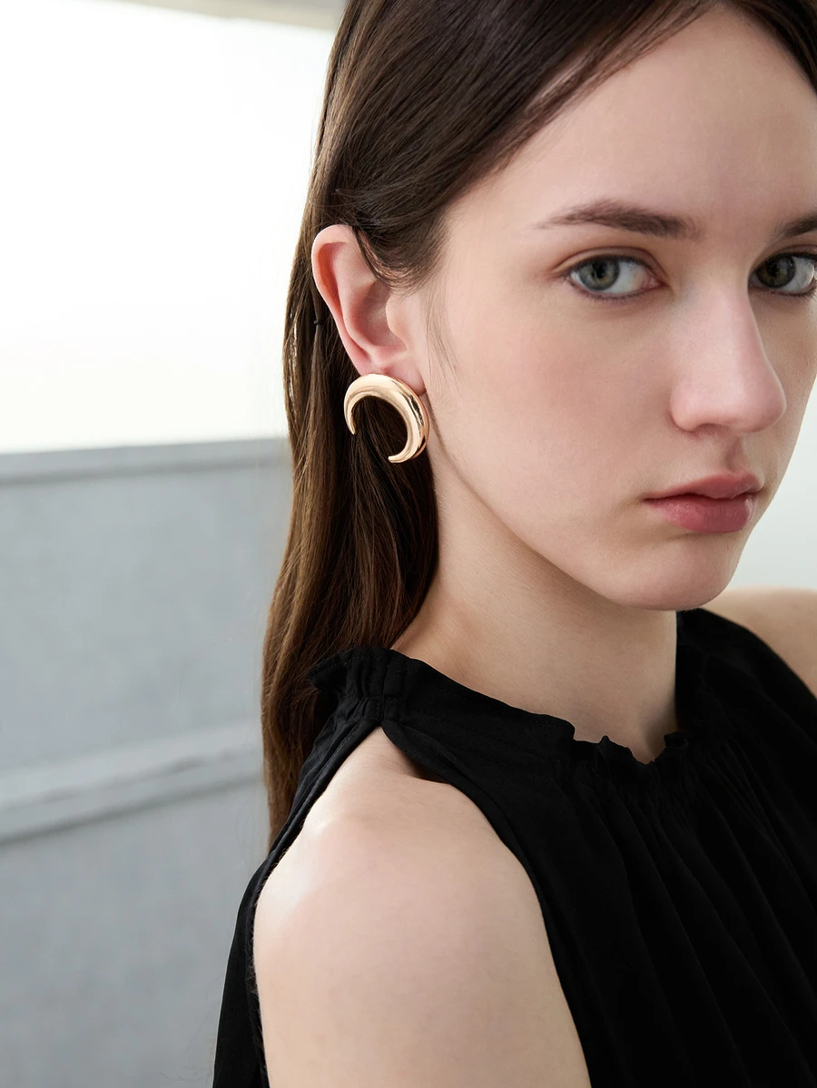 CHICVUE 1 Pair Minimalist Fashion Crescent Moon Shape Stud Earrings, Style For Women - Yellow Gold - View 1