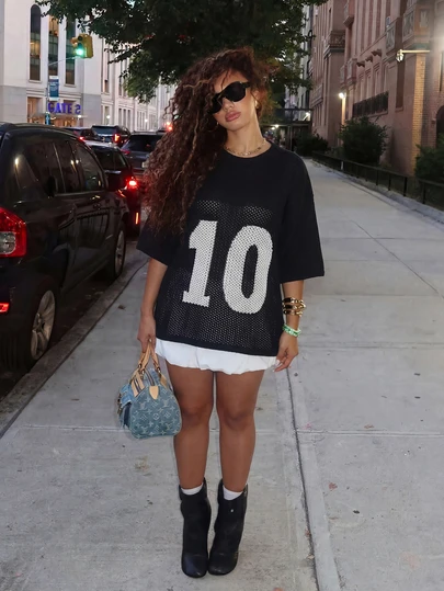 大码女式街头风休闲圆领短袖镂空数字T恤，时尚休闲，适合春、夏、秋季穿着，休闲、聚会、通勤皆宜。