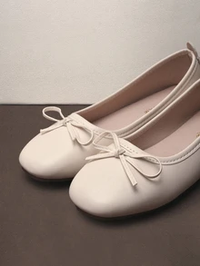 Hatastic 女式柔軟低口蝴蝶結芭蕾平底鞋,輕量級、英倫風格、歐美版型 - 米色 - 查看 3