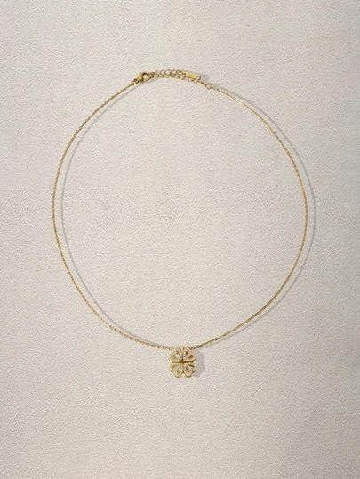 Hatastic 1 colier premium din oțel inoxidabil, design cu trifoi cu patru foi și medalion în formă de inimă, purtare versatilă, unic și potrivit ca și cadou pentru prieteni.