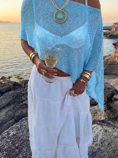 כיסוי סריג חדש לנשים בצבע אחיד עם צלעות א-סימטריות/אסימטריות בצבע ירוק זית, עם עיצוב כתפיים פתוחות ומכפלת א-סימטרית, אווירה נינוחה. בד סריג מנצנץ עדין עם תחושה קלה ונושם, גזרה מעט רחבה ומתאימה למגוון סוגי גוף, ניתן ללבוש לבד או בשכבות, מתאים כגופייה או קרם הגנה באביב/קיץ. ערכת צבעים קרים נראית מרוממת, טופ חוף אופנתי ופרקטי