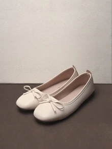 Hatastic 女式柔軟低口蝴蝶結芭蕾平底鞋,輕量級、英倫風格、歐美版型 - 米色 - 查看 1