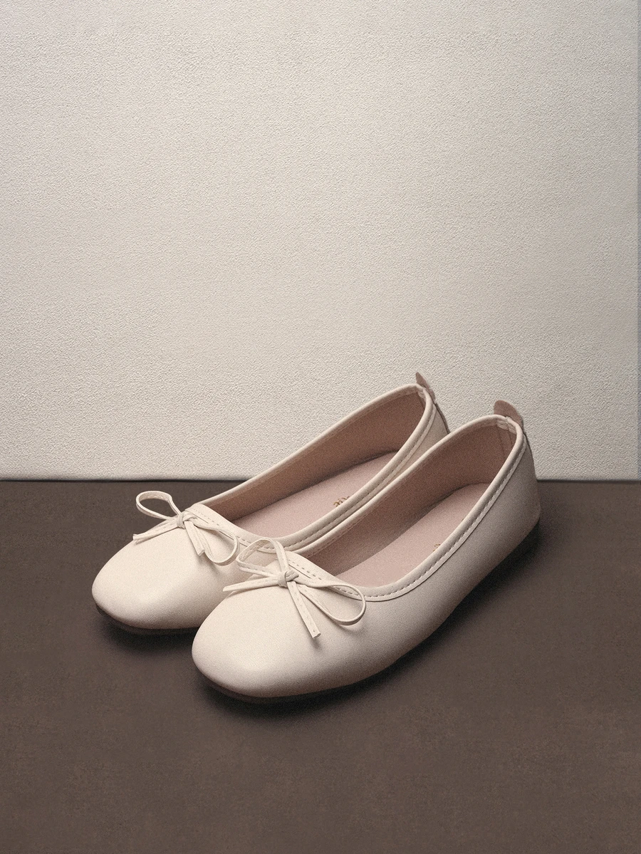 Hatastic 女式柔軟低口蝴蝶結芭蕾平底鞋,輕量級、英倫風格、歐美版型 - 米色 - 查看 1