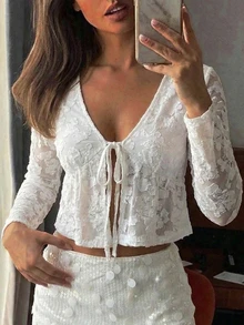 Blusa de mujer con cuello en V de manga larga y volantes en el bajo, adecuada para usar en la calle y en el brunch - Blanco - Ver 3