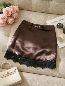 Chân váy midi satin màu nâu với chi tiết dây xích kim loại – Viền ren đen, eo cao, ôm eo và dáng xòe, hoàn hảo cho buổi hẹn hò, tiệc cocktail và phong cách công sở thanh lịch – Sang trọng, nữ tính và đa năng cho mùa xuân - Cà phê nâu - Xem 2