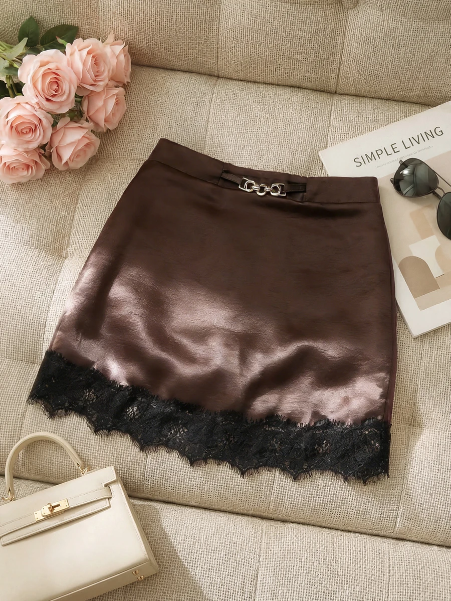 Chân váy midi satin màu nâu với chi tiết dây xích kim loại – Viền ren đen, eo cao, ôm eo và dáng xòe, hoàn hảo cho buổi hẹn hò, tiệc cocktail và phong cách công sở thanh lịch – Sang trọng, nữ tính và đa năng cho mùa xuân
