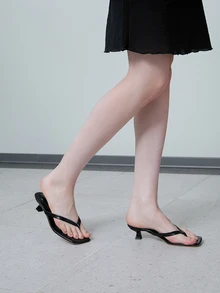 CHICVUE Women's Square Toe Wide Strap Flat Sandals, Slip-On Thong Sandals With Kitten Heels, Versatile - Black - View 4