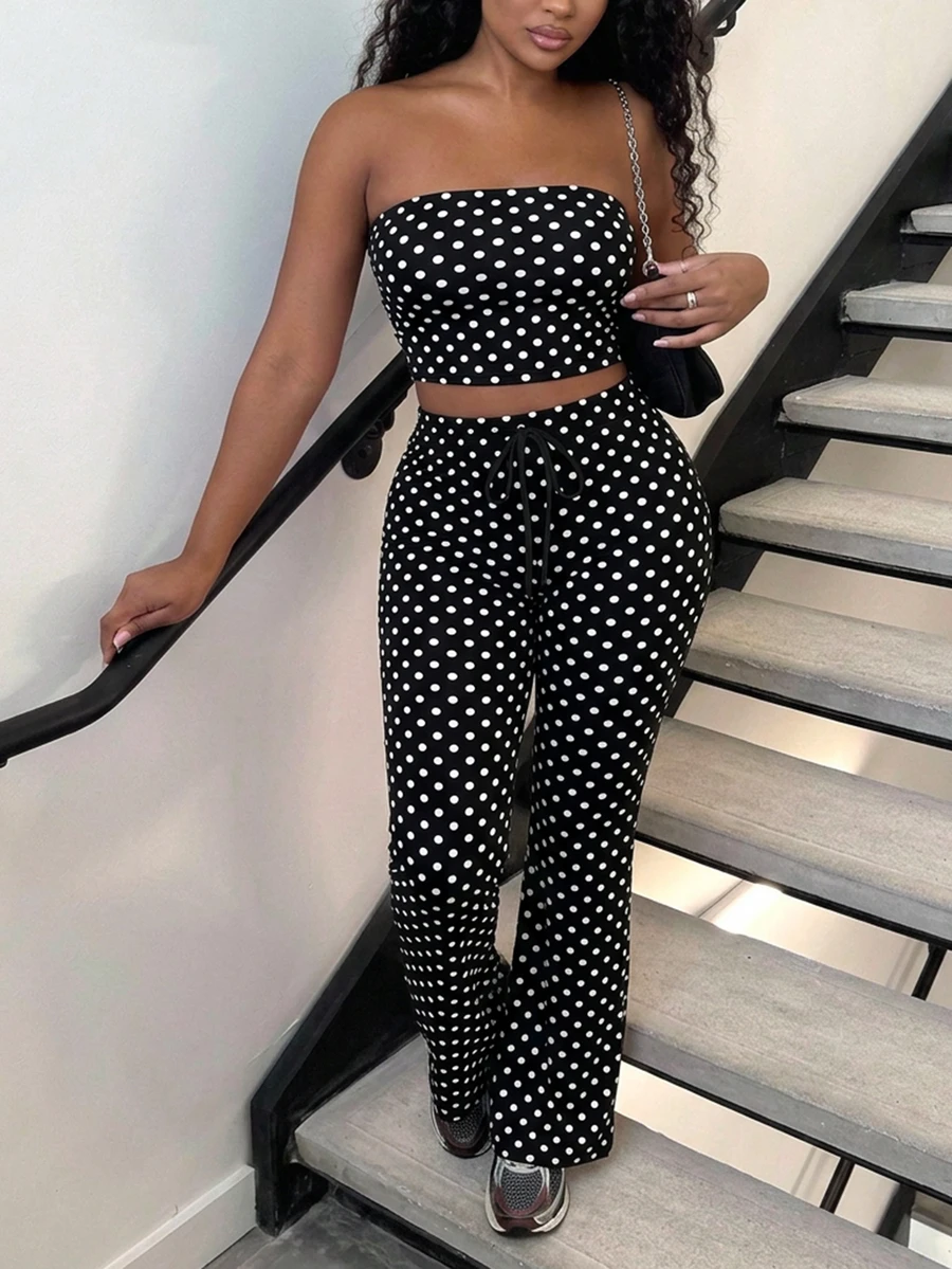 Bộ 2 món gồm áo crop top chấm bi Y2K và quần ống rộng cạp cao có dây rút, thích hợp cho các buổi đi chơi hàng ngày, tụ họp bạn bè và những dịp thời trang gợi cảm. Màu đen. - màu đen - Xem 1