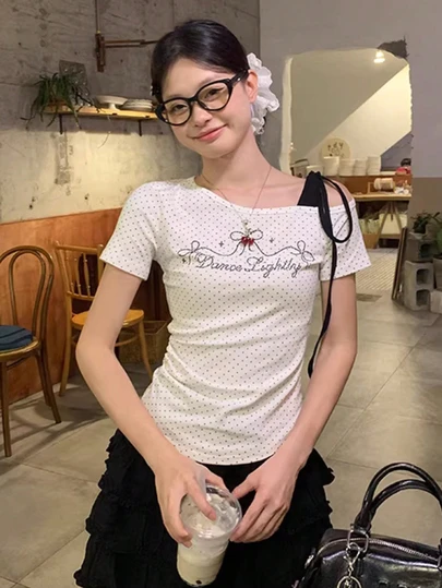 女士白色波点不对称肩短袖T恤，夏季修身系带蝴蝶结水钻装饰露脐上衣
