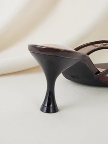 Clariva Giày sandal đế bệt nữ thanh lịch, chất liệu ren lưới, mũi nhọn cổ điển, eo thon gợi cảm, phần mu bàn chân rộng, gót thấp, gót nhọn, phù hợp cho thời trang xuân/hè, tiệc đêm, thường ngày, ngoài trời, du lịch, công sở, dễ xỏ, bề mặt bóng cao cấp, chất liệu ren thoáng khí, vẻ quyến rũ trưởng thành, màu nâu cà phê. - Cà phê nâu - Xem 3