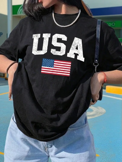 复古做旧美国国旗图案圆领T恤 - 复古校园风街头必备 | 醒目的做旧白色文字和褪色国旗细节营造休闲爱国酷感 | 游戏日、独立日和夏季假日穿搭必备