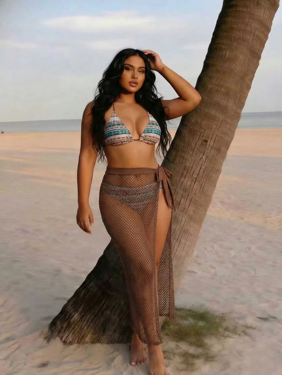 Große Größen eleganter rückenfreier Bikini, bedruckter BH-Oberteil kombiniert mit dehnbaren Schwimmshorts, ergänzt durch ein sexy, halbtransparentes Mesh-Wickelkleid, geeignet für Strand oder Pool. Urlaubssommer
