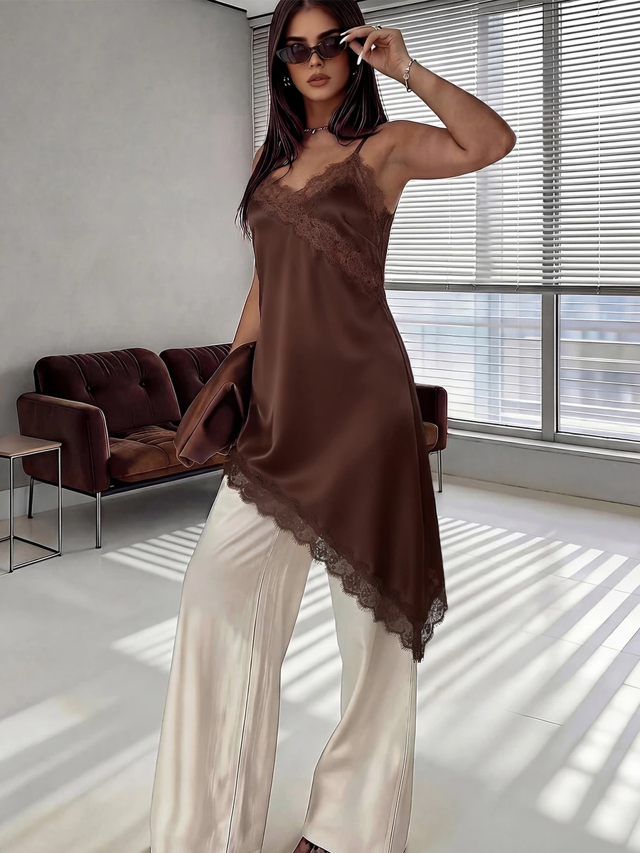 Áo ngủ nữ bằng satin viền ren - Màu nâu đậm, kiểu dáng bất đối xứng, cổ chữ V gợi cảm, dây mảnh.