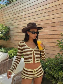 Bộ đồ đi biển 2 mảnh mới dành cho nữ, phối sọc tương phản, cài cúc phía trước và khoét lỗ, thích hợp cho mùa xuân. - Nhiều màu - Xem 3