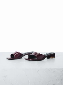 CHICVUE 女士时尚金属扣一脚蹬拖鞋，酒红色低跟舒适百搭防滑平底罗马凉鞋 - 酒紅色 - 查看 1