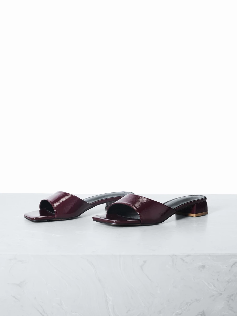 CHICVUE 女士时尚金属扣一脚蹬拖鞋，酒红色低跟舒适百搭防滑平底罗马凉鞋 - 酒紅色 - 查看 1