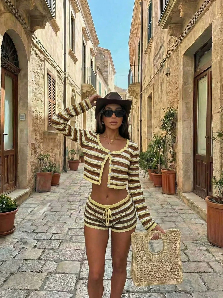 Bộ đồ đi biển 2 mảnh mới dành cho nữ, phối sọc tương phản, cài cúc phía trước và khoét lỗ, thích hợp cho mùa xuân.