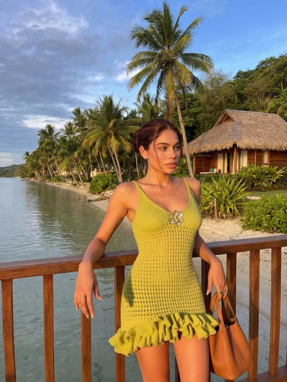 SEREN Summer New Holiday Camisole Dress, Women's Knitted Dress, Metal Flower Decoration, Casual, Vacation, Beach, Sexy, Backless, Thin, Hollowed Out, Pleated Lace Hem, Green Dress, Green Short Skirt, Summer Dress, Beach Dress, Music Festival,Beach Dresses For Women,Women Beachwear ,Boho, Vacation Outfits For Women