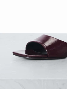 CHICVUE 女士时尚金属扣一脚蹬拖鞋，酒红色低跟舒适百搭防滑平底罗马凉鞋 - 酒紅色 - 查看 5