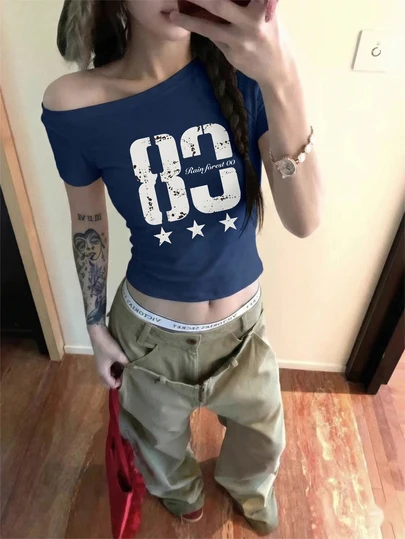2026 Spring/Summer New Women's Slim Fit Asymmetrical Shoulder Top, Waist Cinched, Numeric Print Pattern, Korean Sexy Exposed Shoulder T-Shirt