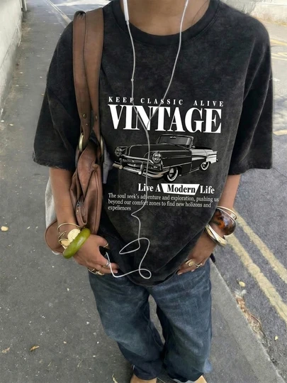 复古水洗黑色经典汽车图案T恤，Y2K街头风宽松T恤，“Stay Classic”复古标语上衣，柔软休闲T恤，适合汽车爱好者和街头服饰爱好者，复古老钱美学