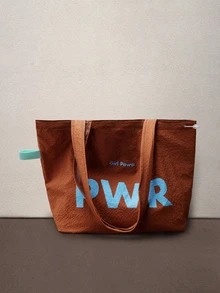 Hatastic Túi đeo vai một bên cỡ lớn bằng vải canvas có dây rút, in chữ Nhật, chất liệu nylon, thích hợp cho đi làm, đi lễ hội âm nhạc. - màu nâu - Xem 5