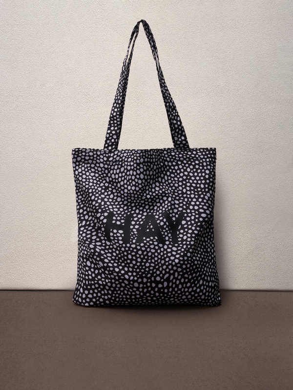 Hatastic 韩日ins风帆布包，慵懒轻便夏季字母印花棉质单肩包，用途广泛，适合拍照、购物、户外活动和音乐节等场合。