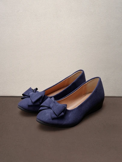 Hatastic Giày lười nữ cổ điển trang trí nơ, chất liệu giả da lộn, mũi tròn, đế xuồng thấp, màu trơn, thích hợp cho các lễ hội âm nhạc.