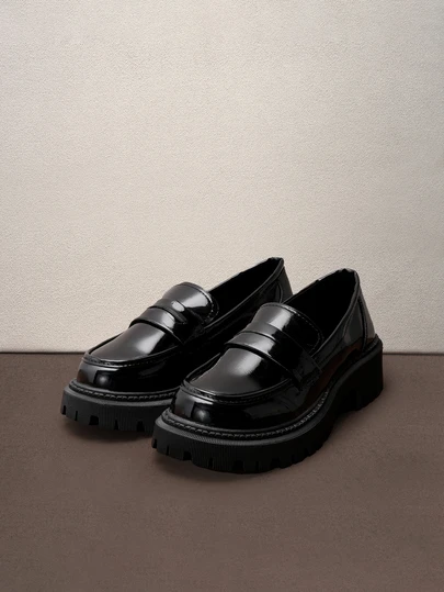 Hatastic 2026新款圆头绑带休闲防滑厚底英伦朋克学院风休闲时尚，舒适显瘦，一脚蹬户外女式乐福鞋，学生音乐节鞋