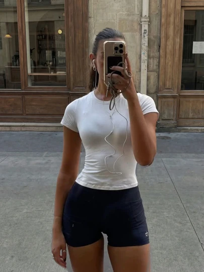 Camiseta de mujer de ajuste ceñido de cuello redondo, nueva para primavera/verano, con silueta favorecedora, adecuada para uso diario, ir al trabajo, citas, compras, sesiones de fotos y otras ocasiones para mostrar el encanto femenino
