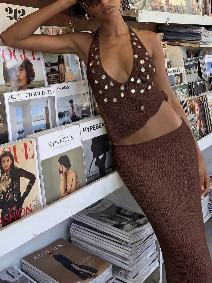 女士夏季两件套，包括深V领无袖吊带背心和修身长裙，休闲度假风，适合海滩、旅行，包含亮片上衣、女士罩衫和夏季女装。