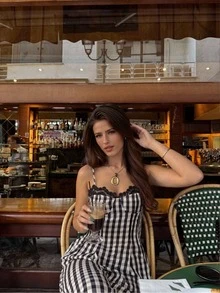 女士春夏新款优雅休闲时尚经典格纹蕾丝拼接甜心领吊带背心和阔腿裤两件套 - 撞色蕾丝拼接，甜心领，收腰修身褶裥后背吊带背心，轻盈梭织面料，侧边口袋，褶裥阔腿裤 - 彩色 - 查看 2