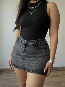 加大码黑色修身牛仔迷你裙，纽扣拉链设计，高弹力贴身剪裁，适合女性夏季穿着 - 黑色 - 查看 3