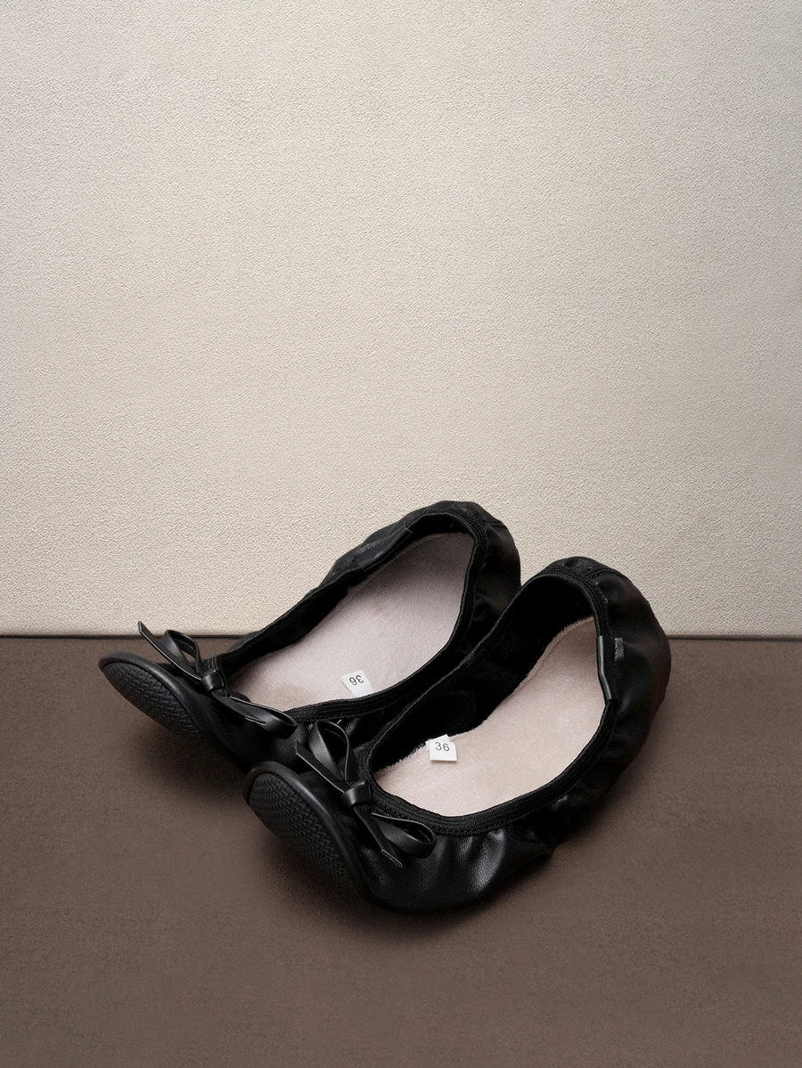 Hatastic 女士黑色轻便可折叠芭蕾平底鞋，饰有弹性蝴蝶结，舒适易穿，适合秋冬季室内休闲音乐节 - 黑色 - 查看 1