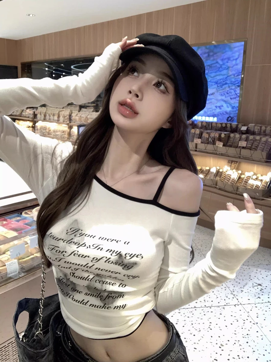 白色字母印花斜肩长袖T恤，褶皱修身设计，性感修身女士上衣，春季 - 白色 - 查看 1