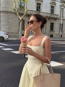 女士优雅休闲黄色格子方领中长连衣裙，高腰A字无袖夏季度假约会派对连衣裙 - 鵝黃色 - 查看 2