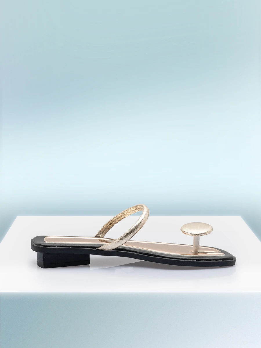 Rollcall 女士平底人字拖凉鞋，2025 年夏季新款时尚露趾系带平底拖鞋，金色 - 金色 - 查看 1