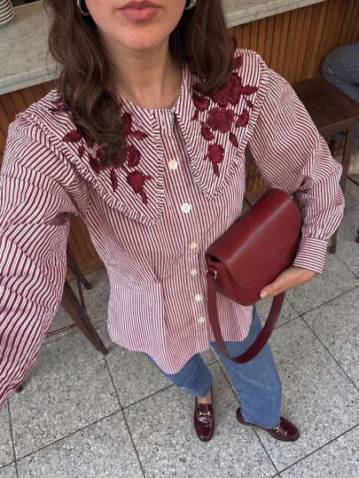 Camisa de mujer de manga larga a rayas, blusa con volantes en el bajo, botones delanteros y bordado de unicolor, casual de oficina, nueva llegada de primavera