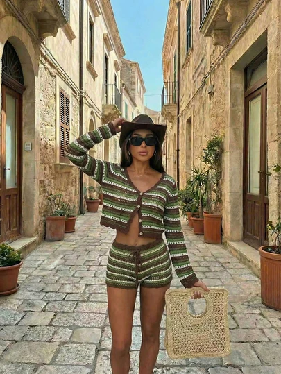 סט של 2 יחידות/סט של נשים עם פסים צבעוניים וחלולים, כיסוי קרופ אופ ומכנסיים קצרים, סגנון חופשת חוף, תלבושת קרופ אופ אלגנטית ומכנסיים קצרים דקים לאביב/קיץ, מסיבת חוף, חג