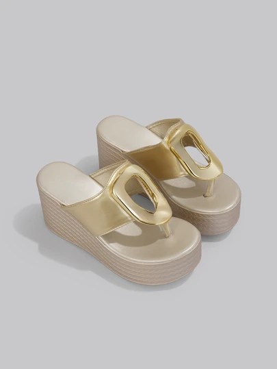 DareSee 女士时尚金属扣人字拖凉鞋，增高厚底，优雅休闲度假装，舒适软底轻便坡跟凉鞋，适合搭配裙装和裤装，春夏款，人字拖