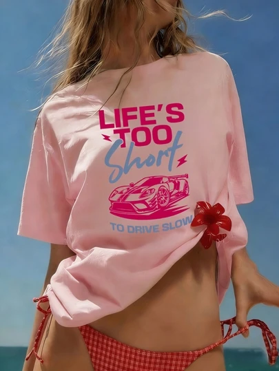 Áo thun nữ tay ngắn cổ tròn in chữ và xe đua màu hồng, kiểu dáng thường ngày, thích hợp cho mùa hè.