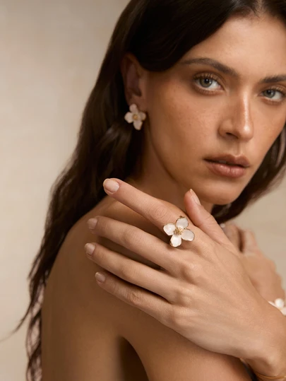 Tropiscape 1 套女士珠宝，包括 1 条带白色珐琅花卉吊坠的项链、1 对耳环、1 枚戒指、1 条手链、1 个手镯（无礼品盒）